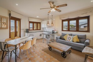 TV - El Encanto del Alberche,'Casa 2' with Mountain View, Shared Pool and Wi-Fi (Villanueva De Avila)