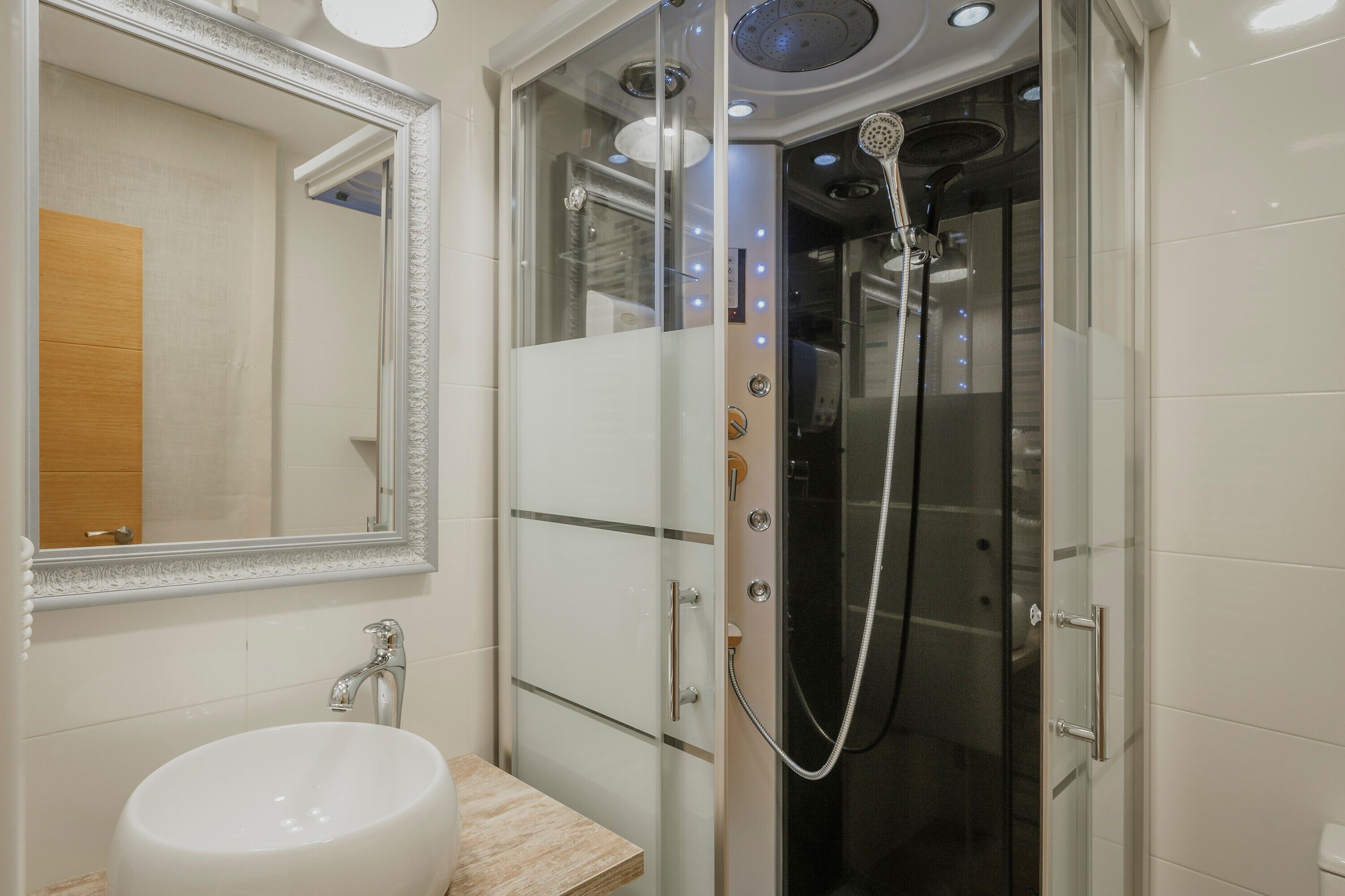Een douche, een haardroger, handdoeken