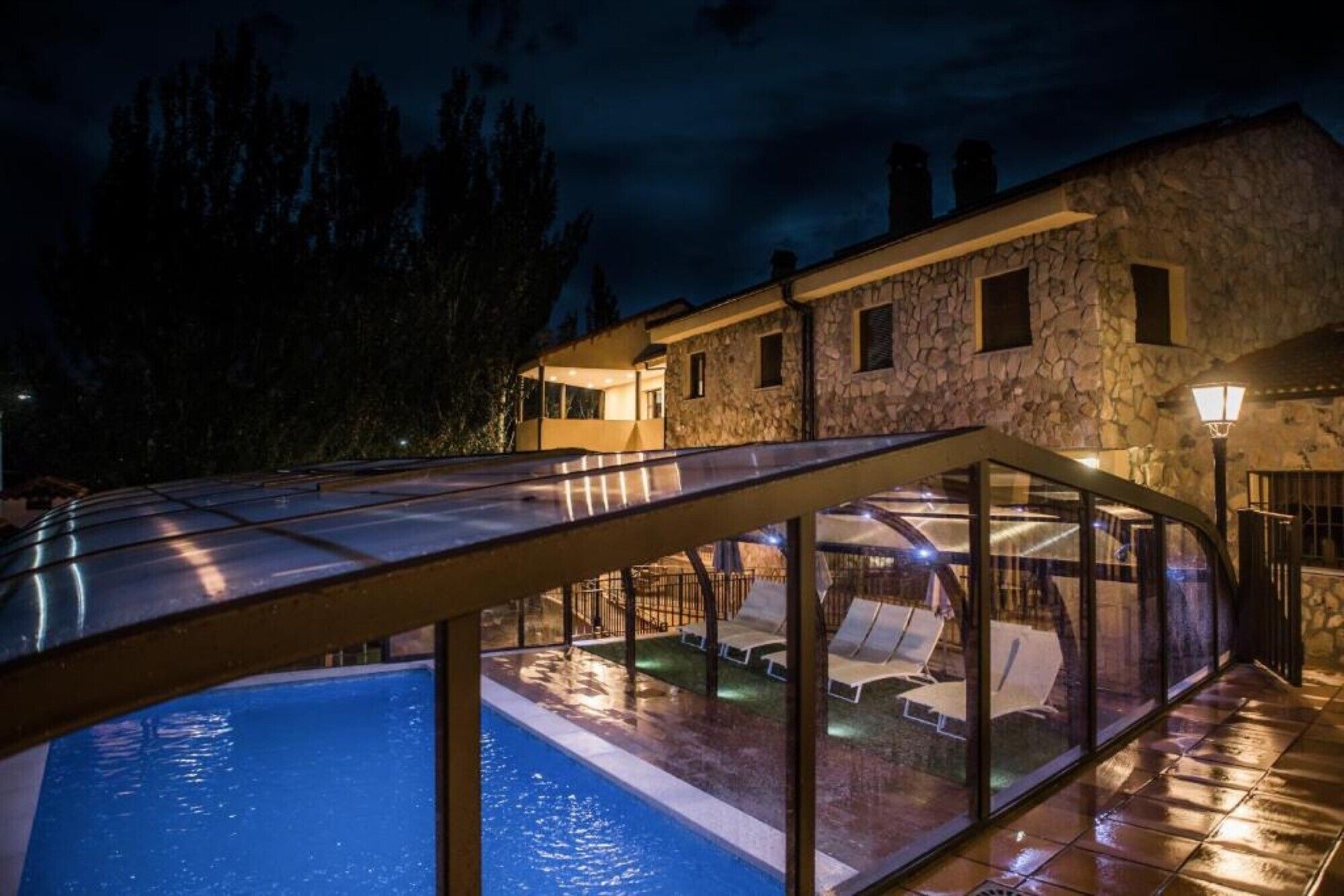 Una piscina cubierta, una piscina climatizada