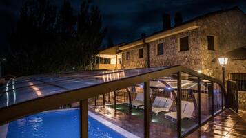 Una piscina cubierta, una piscina climatizada