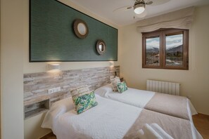 4 bedrooms, iron/ironing board, free WiFi, bed sheets