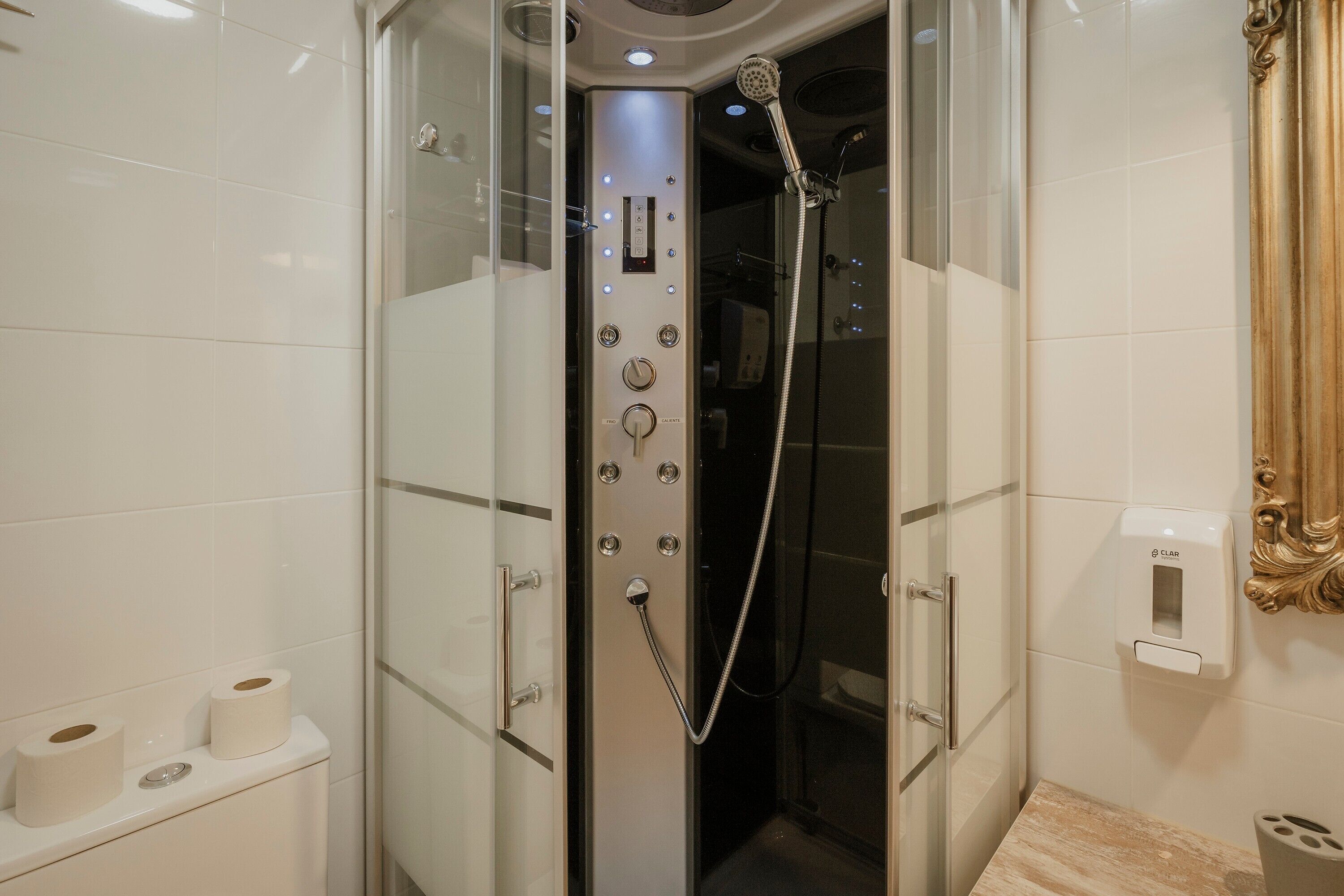 Een douche, een haardroger, handdoeken