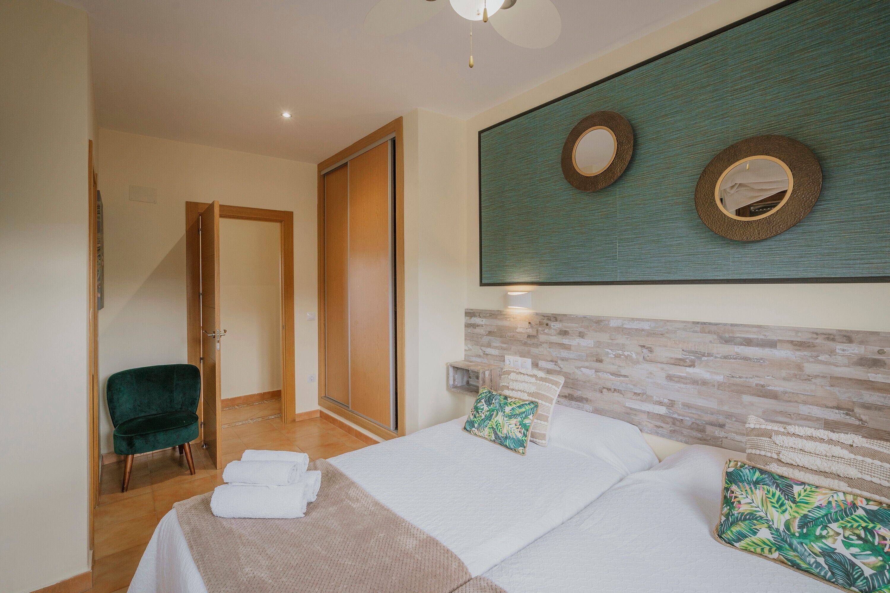 4 makuuhuonetta, silitysrauta/-lauta, ilmainen Wi-Fi, vuodevaatteet