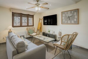 TV - El Encanto del Alberche 'Casa 4' with Mountain View, Shared Pool and Wi-Fi (Villanueva De Avila)