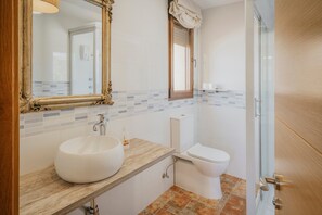 Een douche, een haardroger, handdoeken