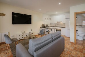 TV - El Encanto del Alberche 'Casa 5' with Mountain View, Shared Pool and Wi-Fi (Villanueva De Avila)