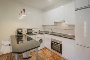 Fridge, microwave, oven, stovetop - El Encanto del Alberche 'Casa 5' with Mountain View, Shared Pool and Wi-Fi (Villanueva De Avila)