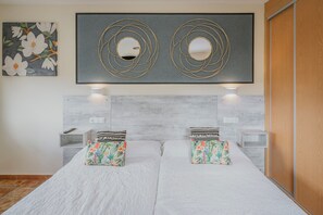 2 bedrooms, iron/ironing board, free WiFi, bed sheets - El Encanto del Alberche, 'Casa 6' with Mountain View, Shared Pool and Wi-Fi (Villanueva De Avila)