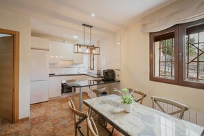 Fridge, microwave, oven, stovetop - El Encanto del Alberche, 'Casa 6' with Mountain View, Shared Pool and Wi-Fi (Villanueva De Avila)