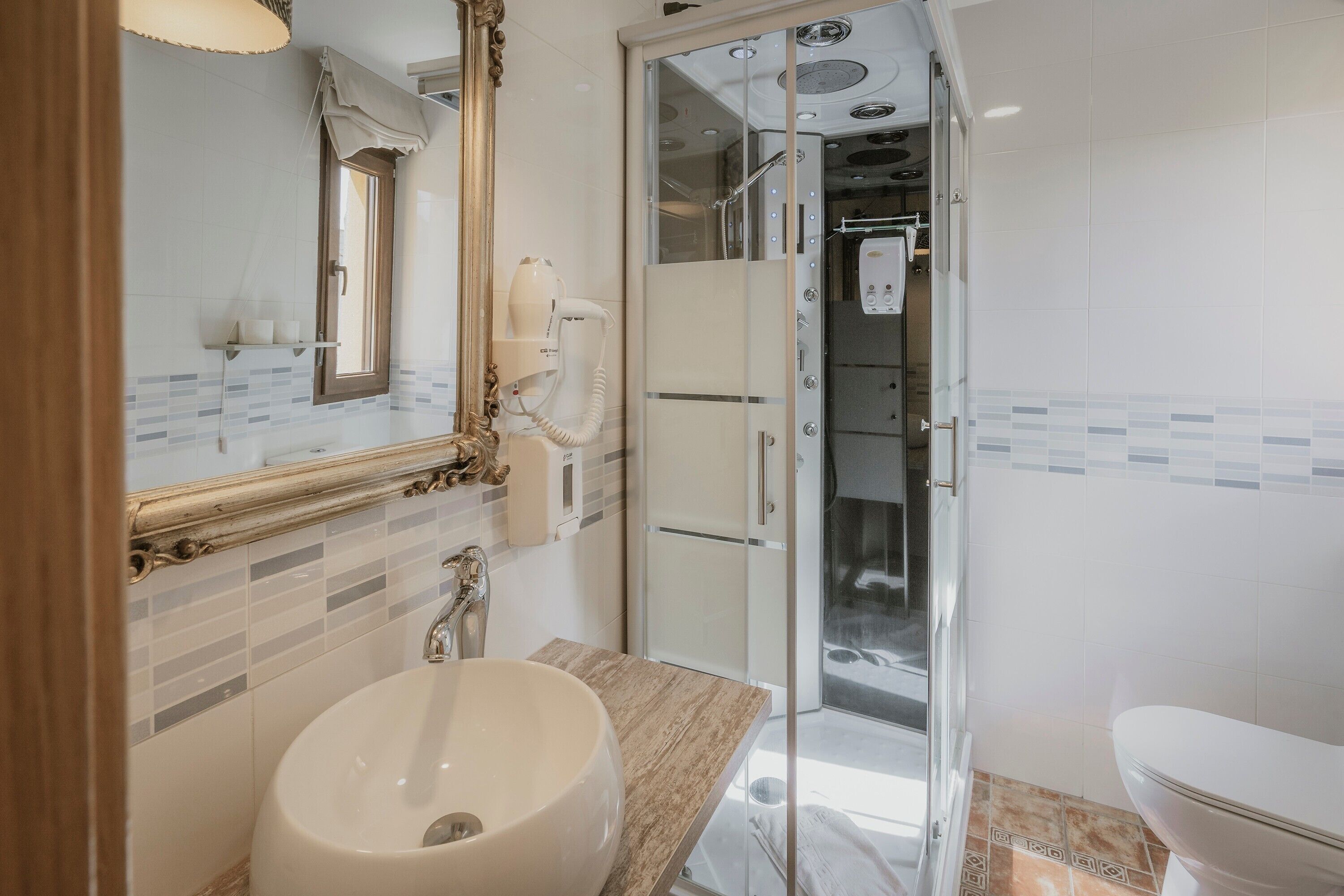 Een douche, een haardroger, handdoeken