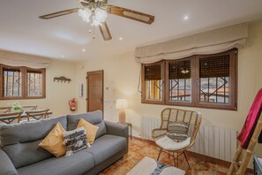 TV - El Encanto del Alberche, 'Casa 6' with Mountain View, Shared Pool and Wi-Fi (Villanueva De Avila)