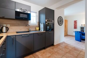 Kühlschrank, Mikrowelle, Ofen, Geschirrspüler