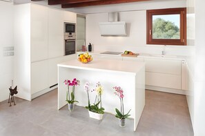 Fridge, microwave, oven, stovetop - Country House 'Maimo' with Private Pool, Wi-Fi and Air Conditioning (Santanyí)