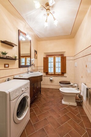Shower, hair dryer, towels - Apartment 'Argento' with Shared Pool, Wi-Fi and Air Conditioning (San Miniato)