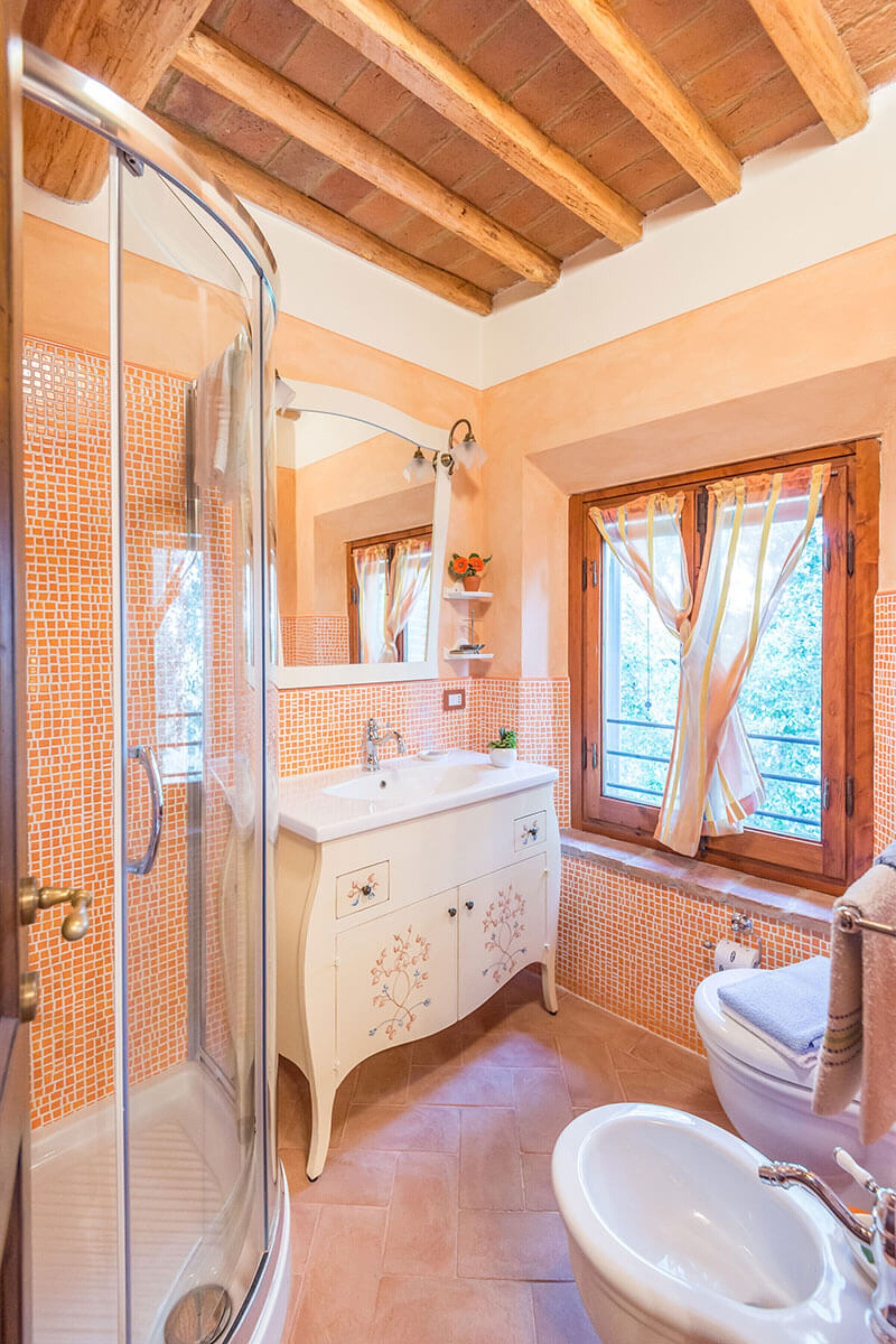 Dusj, hårføner og håndklær