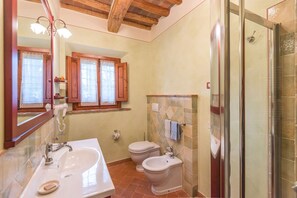 Dusj, hårføner og håndklær