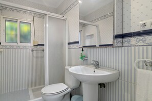 Shower, hair dryer, towels - Holiday Home 'Casa Tahivilla' with Private Terrace, Private Garden and Wi-Fi (Tahivilla)