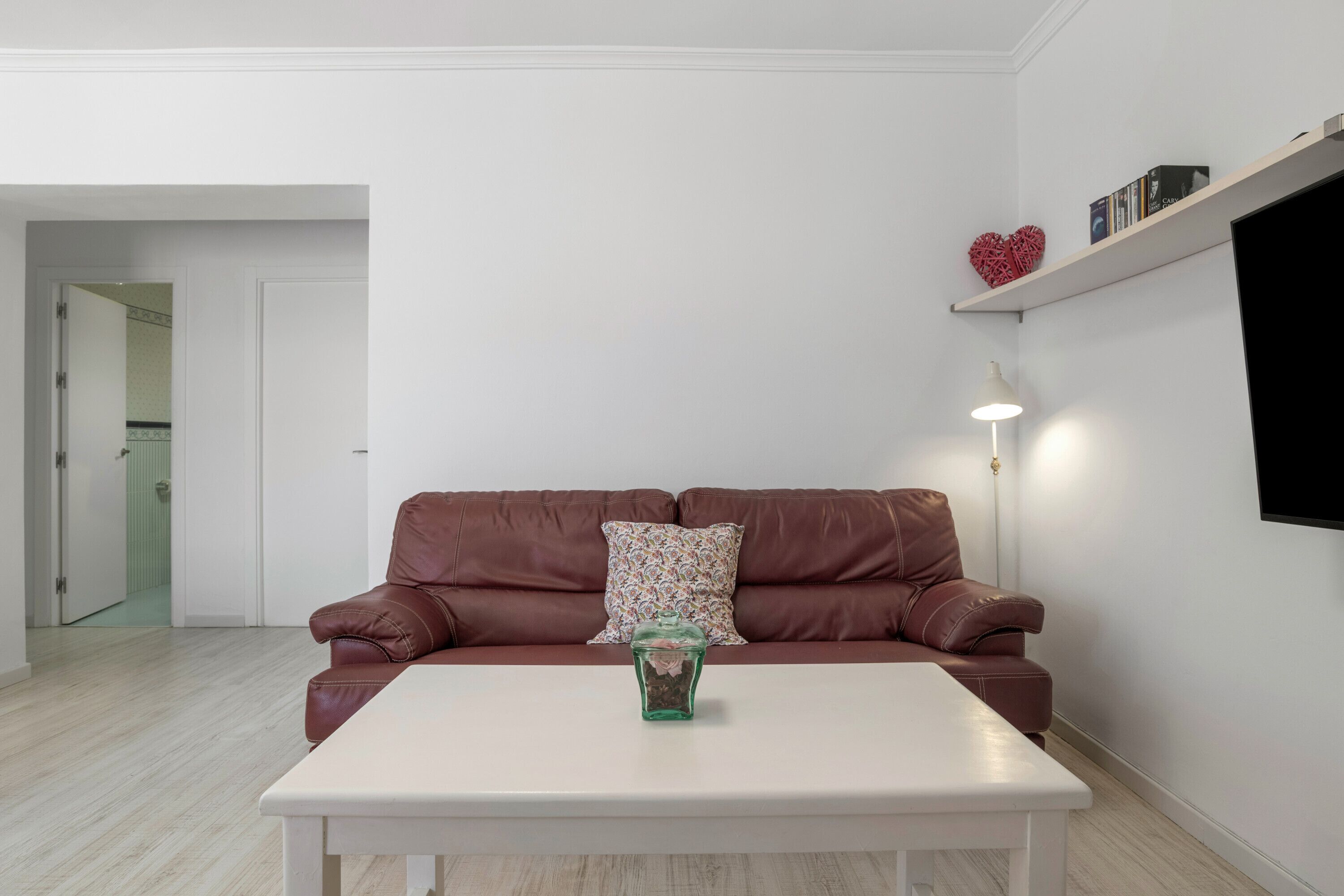 Télévision, cheminée, lecteur de DVD