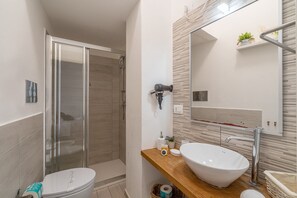 Douche, séchoir à cheveux, serviettes fournies