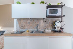 Kühlschrank, Mikrowelle, Herdplatte, Wasserkocher mit Kaffee-/Teezubehör