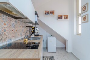 Fridge, microwave, stovetop, coffee/tea maker