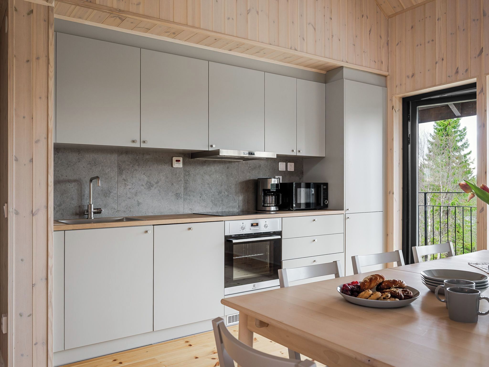 Een koelkast, een magnetron, een oven, een vaatwasser