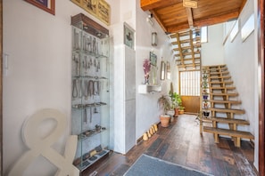 Una escalera con escalones de madera y una puerta de cristal que exhibe diversos objetos.