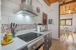 Fridge, microwave, oven, stovetop - Apartment 'Con Vistas A La Piscina' with Mountain View, Wi-Fi and Air Conditioning (Ambroz)