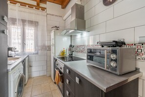 Fridge, microwave, oven, stovetop - Apartment 'Con Vistas A La Piscina' with Mountain View, Wi-Fi and Air Conditioning (Ambroz)