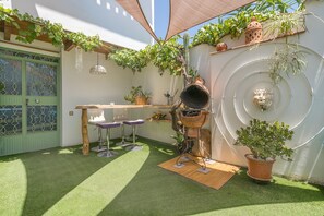 Outdoor dining - Apartment 'Con Vistas A La Piscina' with Mountain View, Wi-Fi and Air Conditioning (Ambroz)