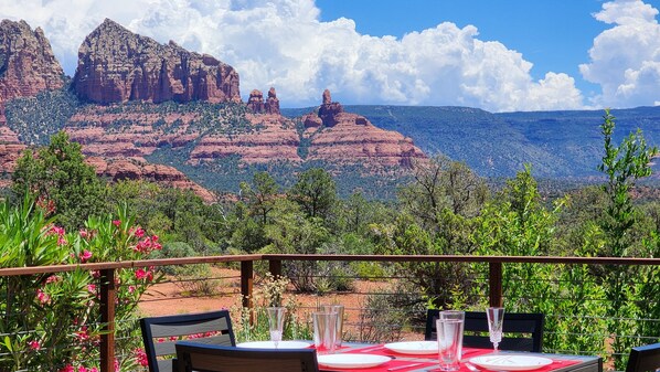 Outdoor dining - Discover luxury at Sedona Red Rock View, a stunning 2-bedroom home in West Sedona. (Sedona)