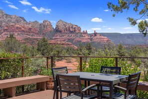 Outdoor dining - Discover luxury at Sedona Red Rock View, a stunning 2-bedroom home in West Sedona. (Sedona)