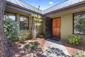 Exterior - Discover luxury at Sedona Red Rock View, a stunning 2-bedroom home in West Sedona. (Sedona)