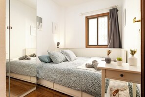 4 chambres, bureau, fer et planche à repasser, lit parapluie