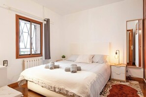 4 bedrooms, desk, iron/ironing board, travel cot - Barcelona Beach Home: Historic house with rooftop terrace 1 min from the beach! (Barcelona)