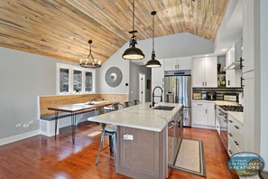 冷蔵庫、電子レンジ、オーブン、コンロ