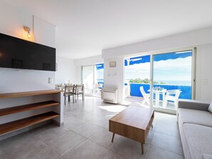 TV - 2-Br Seafront Apartment in Cannes (Cannes)