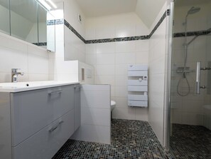 Dusche, Haartrockner, Handtücher, Seife