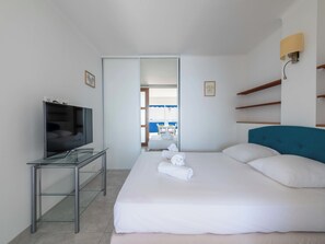 2 bedrooms, iron/ironing board, WiFi, bed sheets - 2-Br Seafront Apartment in Cannes (Cannes)