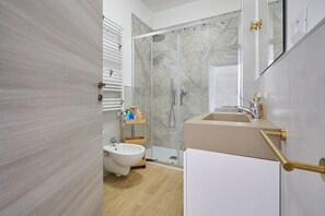 Shower, hair dryer, towels - Apartment 'Sara' with Private Terrace, Wi-Fi and Air Conditioning (Massa Marittima)