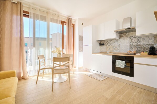 Fridge, microwave, oven, stovetop - Apartment 'Sara' with Private Terrace, Wi-Fi and Air Conditioning (Massa Marittima)