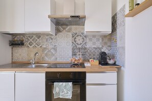 Frigorifero, microonde, forno, piano cottura