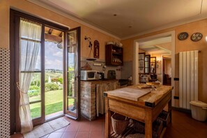 Frigorifero, microonde, forno, piano cottura