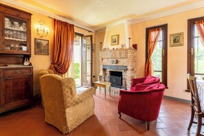 Fernseher, Kamin, DVD-Player