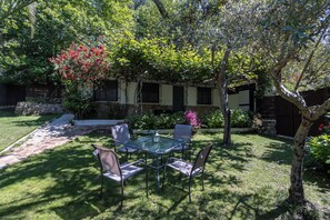 Outdoor dining - Cottage 'El Castañar De Ceubia' with Mountain View, Private Terrace and Private Garden (Ávila)