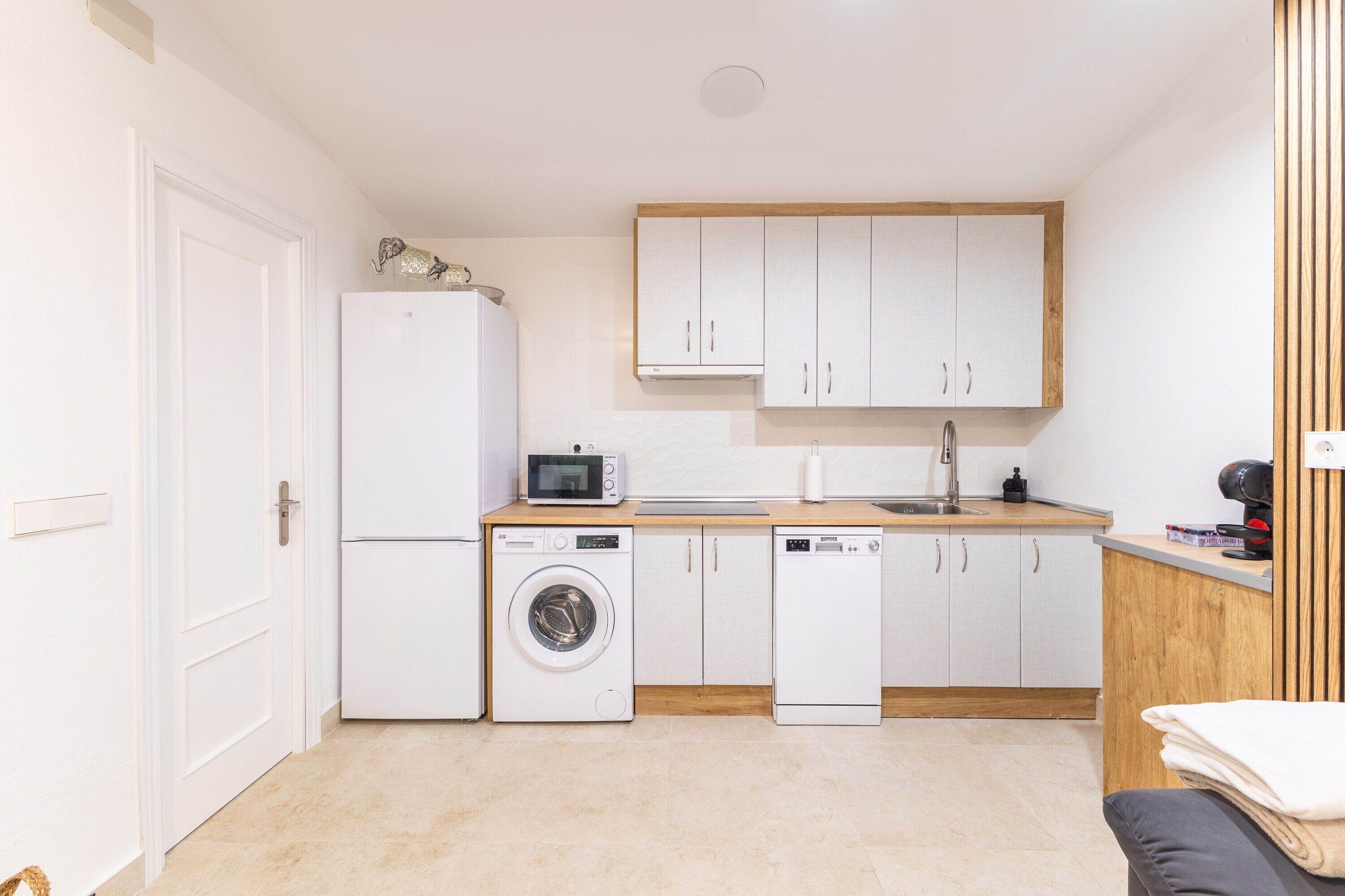 Kühlschrank, Mikrowelle, Herdplatte, Geschirrspüler