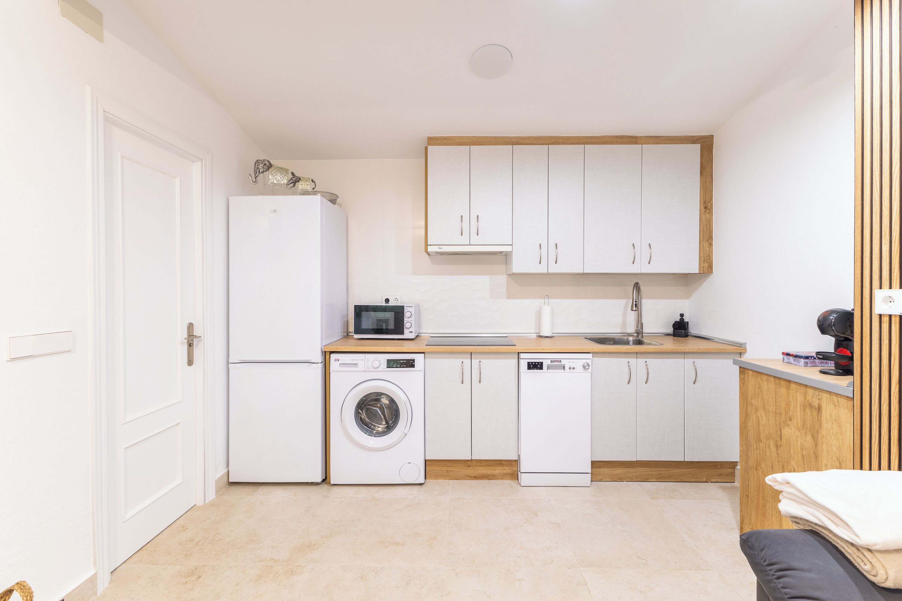 Réfrigérateur, micro-ondes, plaque de cuisson, lave-vaisselle