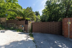 Property grounds - Cottage 'El Castañar De Ceubia' with Mountain View, Private Terrace and Private Garden (Ávila)