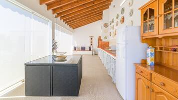 Réfrigérateur, micro-ondes, plaque de cuisson, cafetière/bouilloire