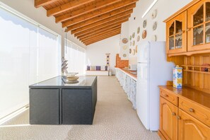 Geladeira, micro-ondas, cooktop, cafeteira/chaleira